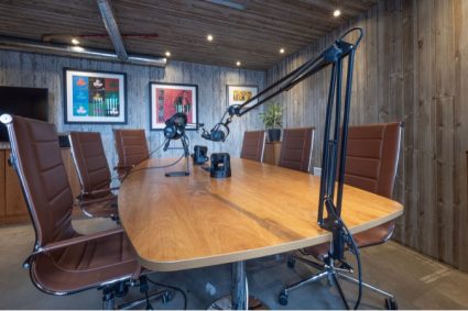 Møterom med podcastutstyr